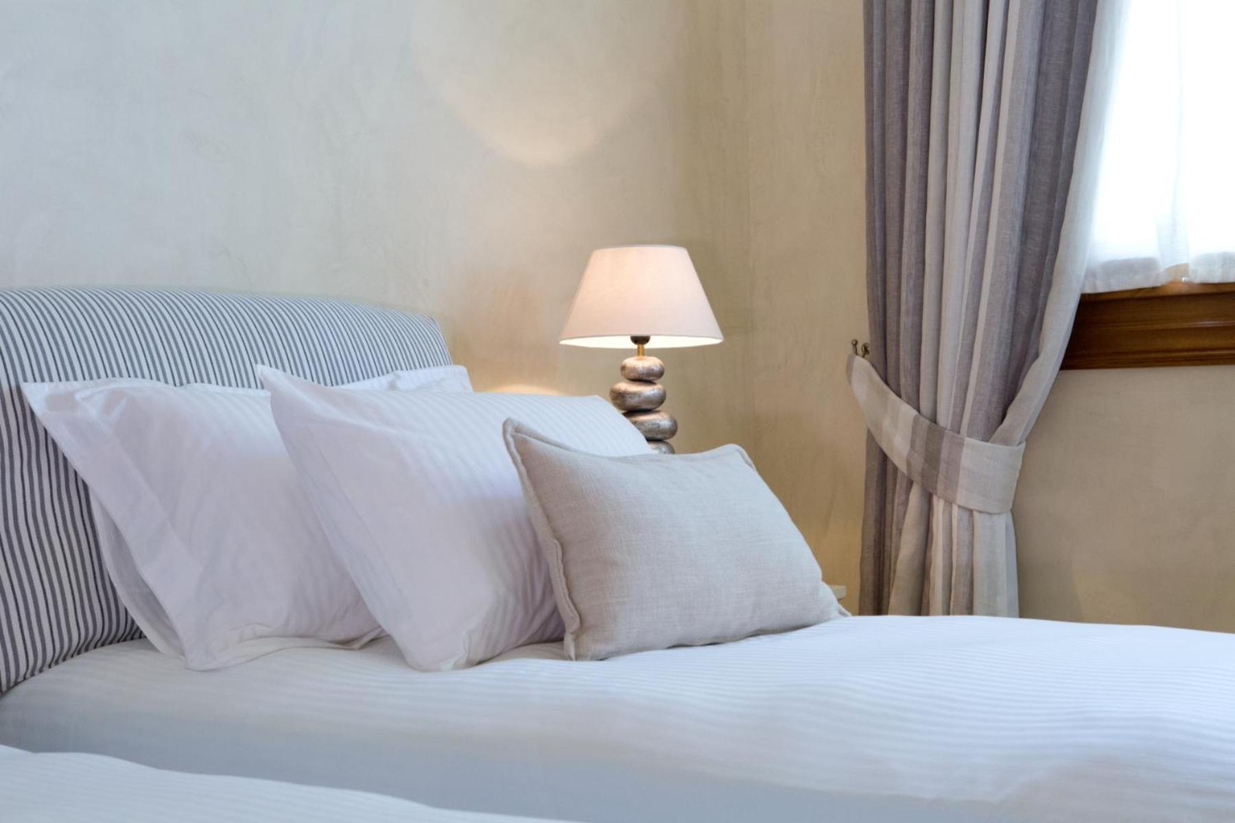 Villa Veneziano Suites & Villa نيدري الغرفة الصورة